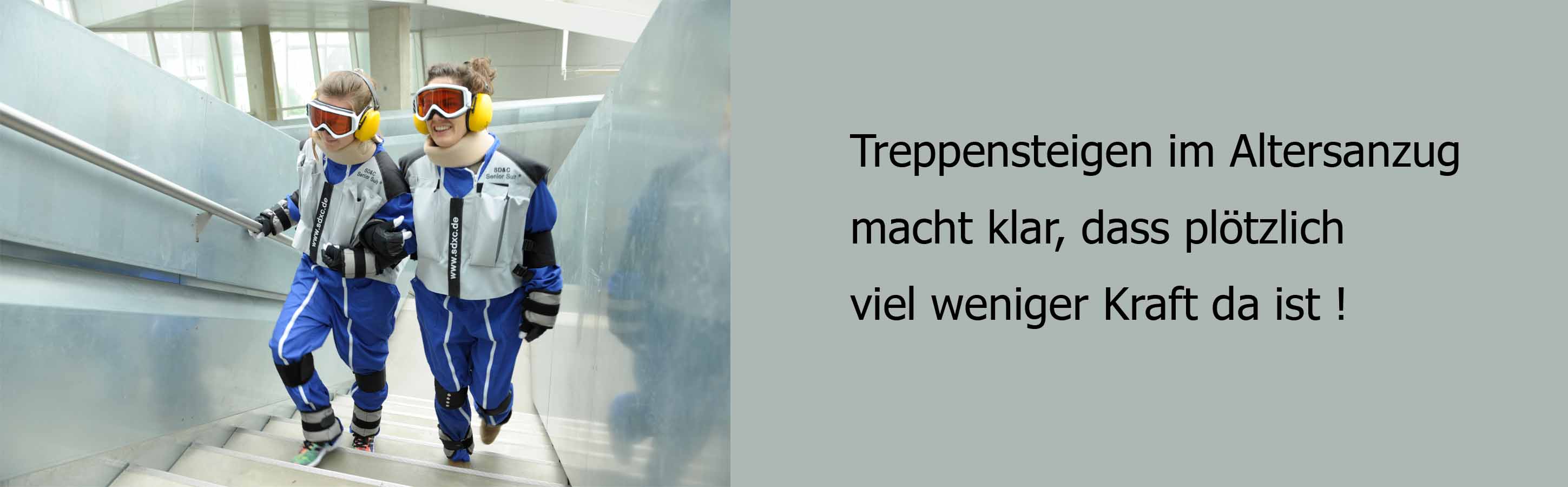 Treppensteigen im Alterssimulationsanzuganzug